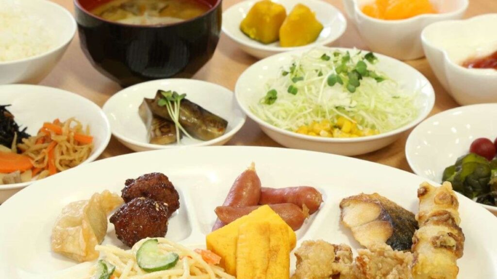 朝食盛り付け
