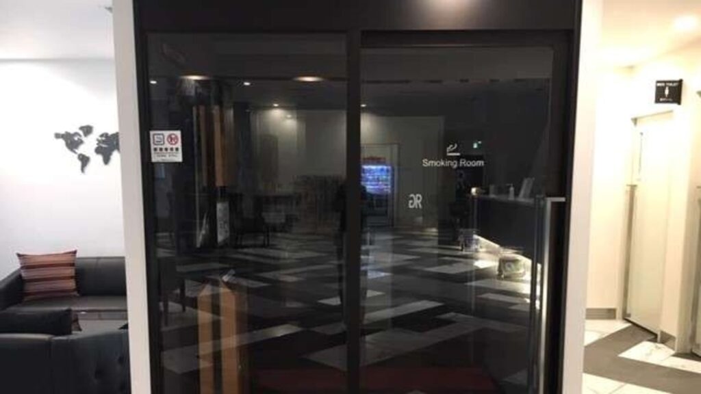 １階喫煙ブース