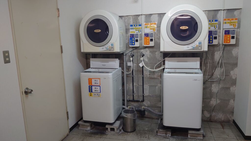 地下１階コインランドリー（洗剤はフロントにて販売しております）