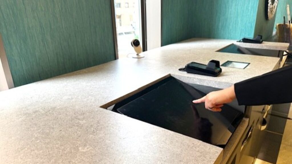 スマホをかざすだけのセルフチェックイン機