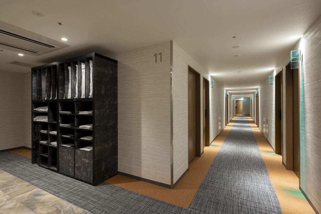 各階フロアに無料貸出棚を設置しております。